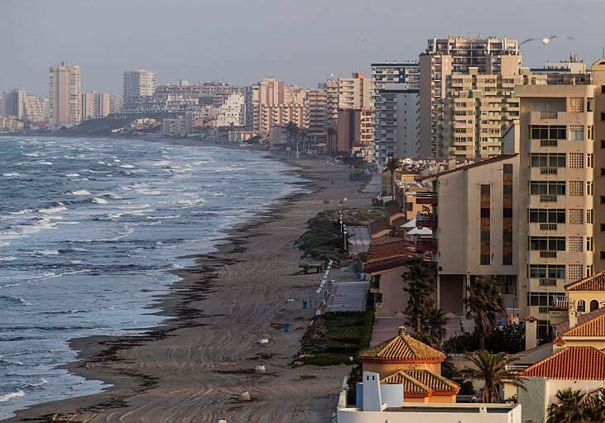 Edificios frente a una de las playas de La Manga, Murcia