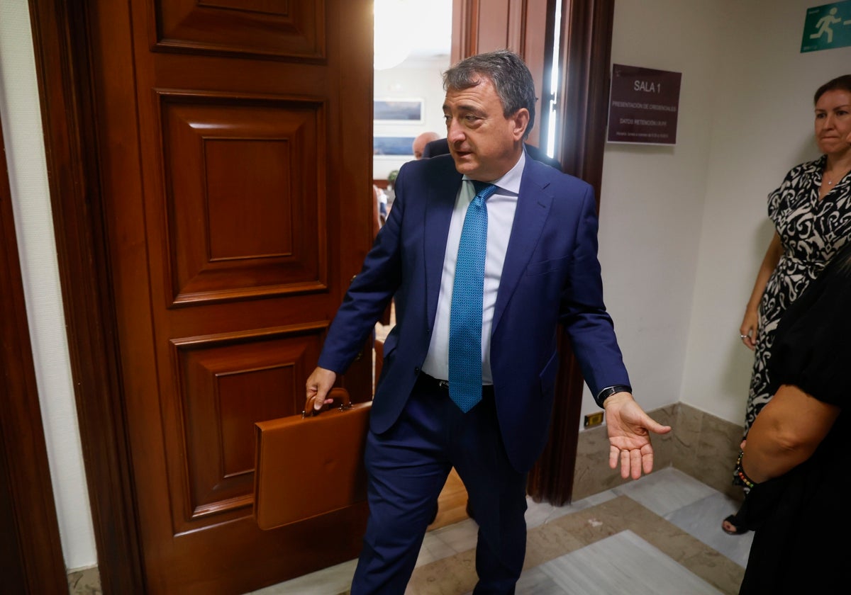 Aitor Esteban, con la cartera tras presentar en el Congreso sus credenciales como diputado