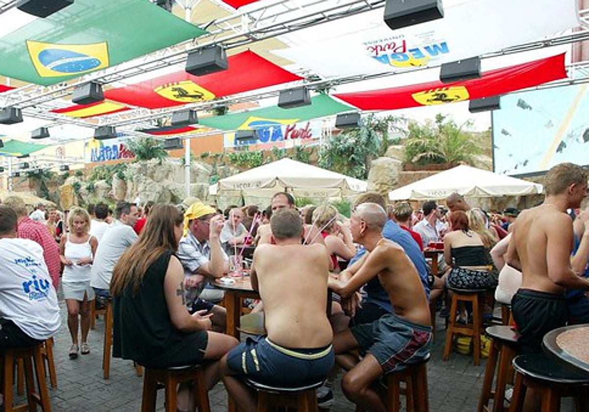 Turistas en la playa del Arenal, en Palma de Mallorca
