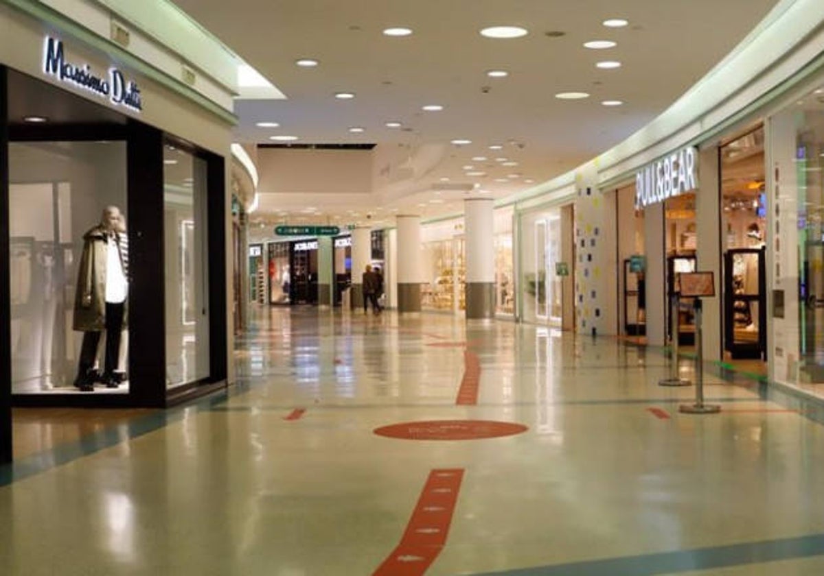 Un pasillo vacío de un centro comercial
