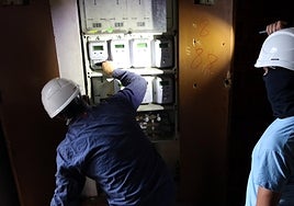 Técnicos de Endesa se ven obligados a trabajar con pasamontañas y escolta policial para cortar los enganches ilegales