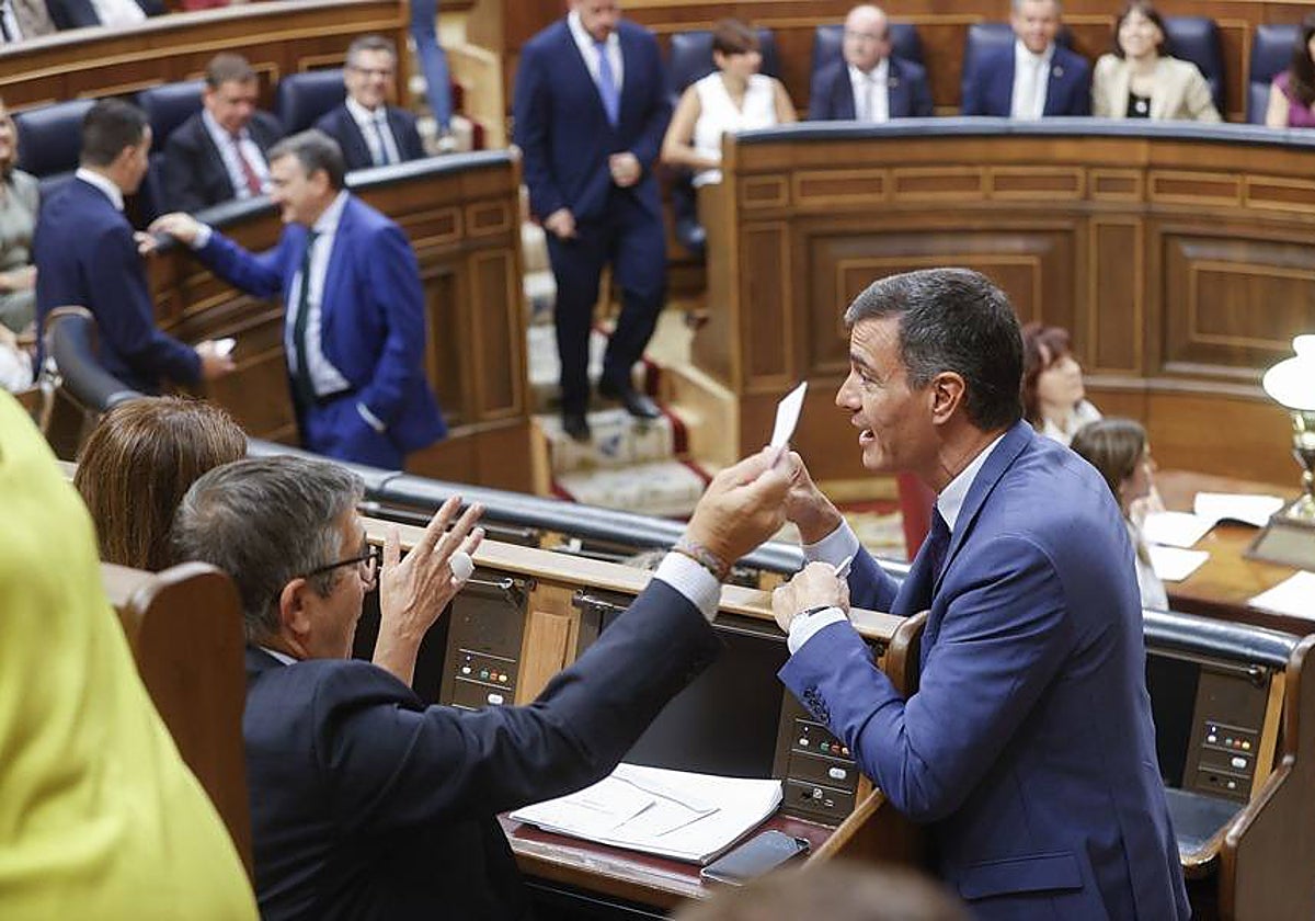 El presidente del Gobierno en funciones, Pedro Sánchez, habla con Patxi López, en el Congreso
