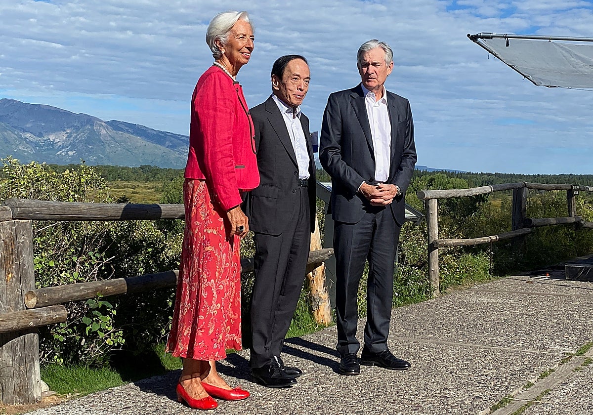 La presidenta del Banco Central Europeo, Christine Lagarde, el gobernador del Banco de Japón, Kazuo Ueda y el presidente de la Reserva Federal, Jerome Powell.