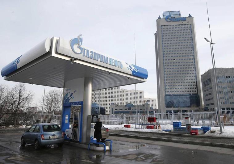 Una gasolinera de la compañía Gazprom Neft y la sede del productor ruso de gas natural Gazprom en Moscú, el 24 de febrero de 2015