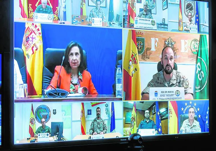 La ministra de Defensa en funciones, Margarita Robles, durante una videoconferencia con las misiones en el exterior en 2019