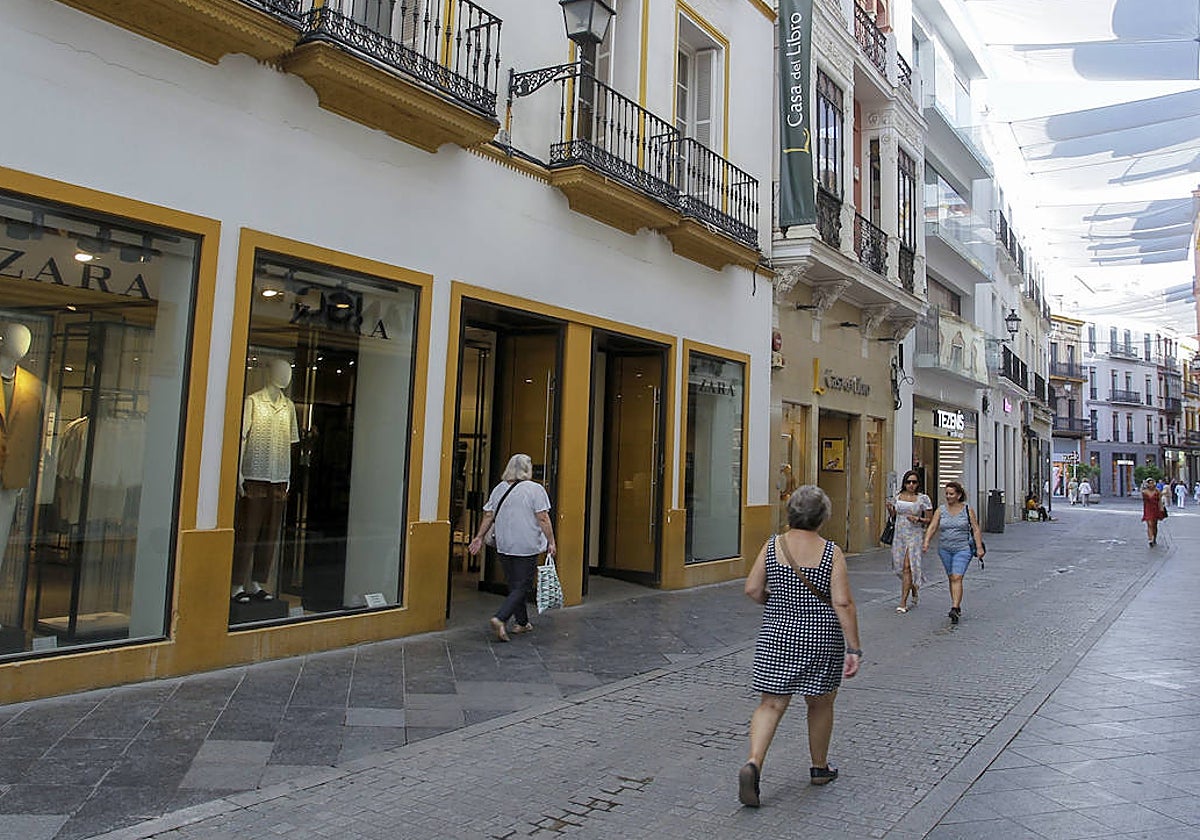 Personas paseando por una calle peatonal en Sevilla