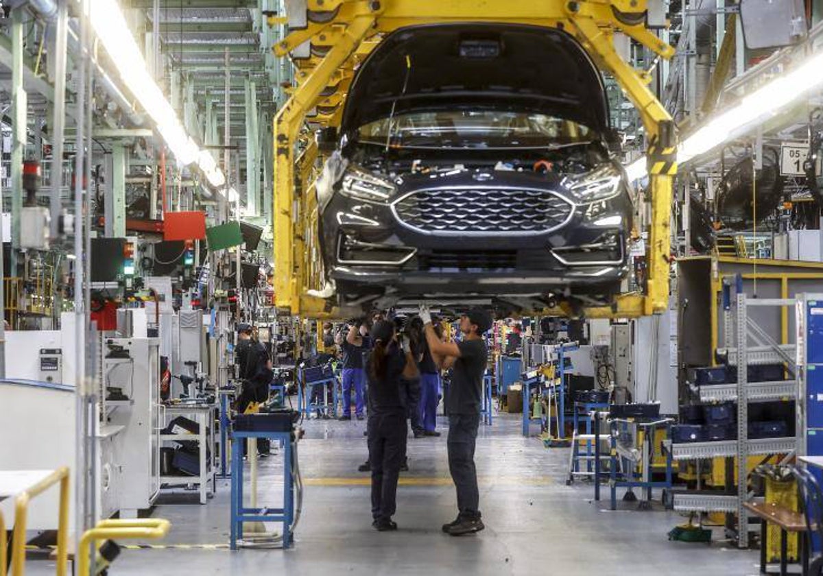 Operarios en la planta de Ford en Almussafes