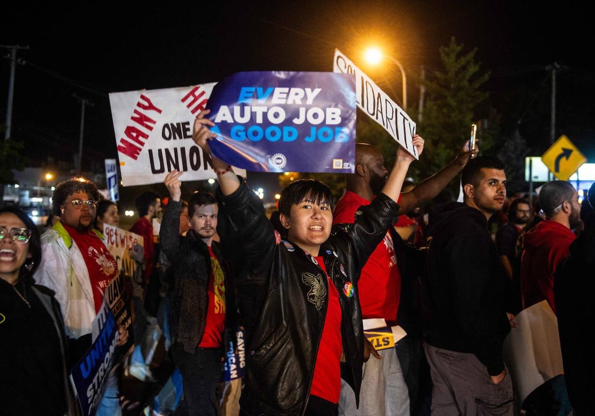 Miembros del sindicato UAW protestan  frente a la planta de montaje de Ford en Wayne, Michigan