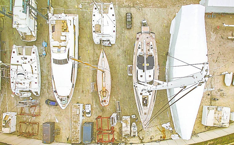 Imagen principal - Arriba, en sus instalaciones Varadero Valenica cuenta con ingenieros navales y personal cualificado para realizar tareas de reparación y mantenimiento. Abajo a la izquierda, sobre estas líneas, las instalaciones de Navantia Yacths en Cartagena. Por sus características, se centran en el sector de yates con eslora superior a 70 metros. 