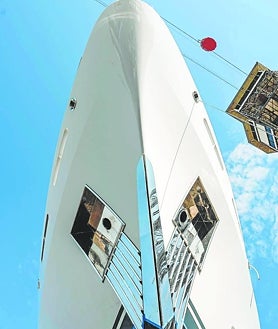 Imagen secundaria 2 - Arriba, en sus instalaciones Varadero Valenica cuenta con ingenieros navales y personal cualificado para realizar tareas de reparación y mantenimiento. Abajo a la izquierda, sobre estas líneas, las instalaciones de Navantia Yacths en Cartagena. Por sus características, se centran en el sector de yates con eslora superior a 70 metros. 