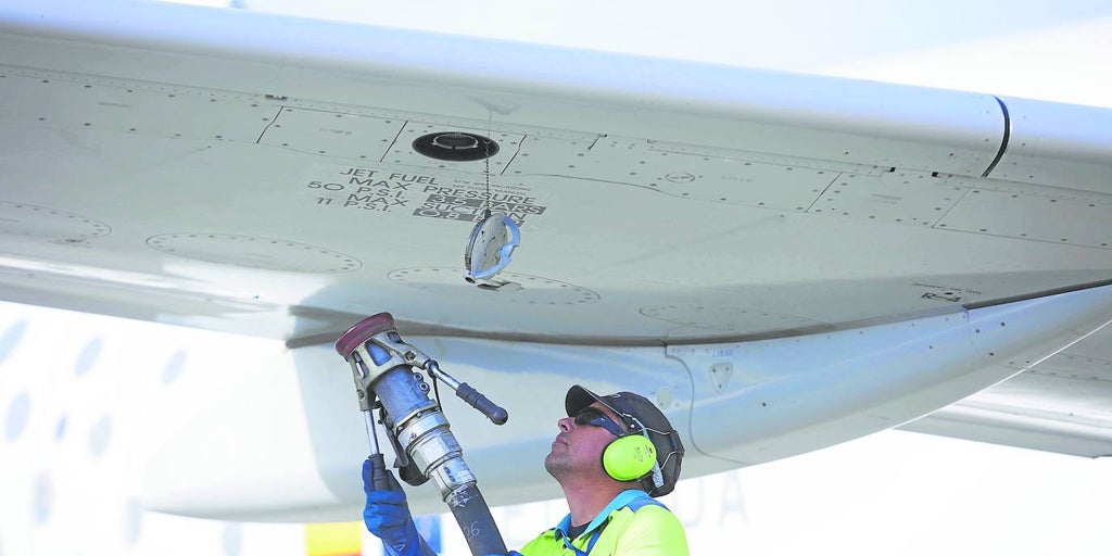 Las aerolíneas piden a Transportes frenar los tributos de la UE al queroseno
