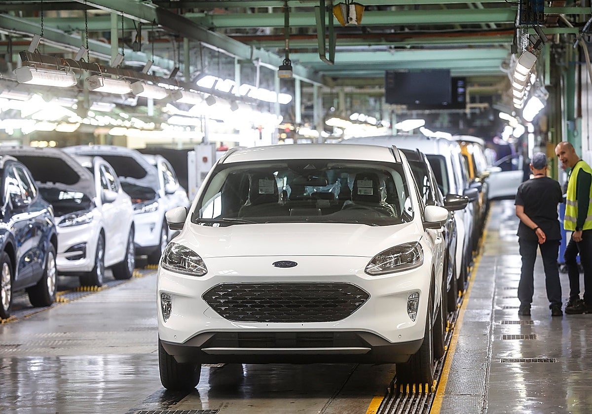 Varios vehículos en la fábrica de Ford en Almussafes (Valencia)