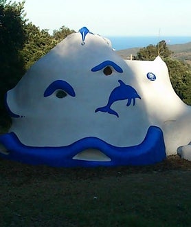 Imagen secundaria 2 - Arriba, una vivienda de 35m2 diseñada por el Instituto de California que ejemplifica la eficiencia energética de este tipo de construcciones. Abajo a la izquierda, una construcción de superadobe en Argentina. Este tipo de soluciones son más habituales en Iberoamérica. A la derecha, un prototipo de uno de los talleres de bioconstrucción de Calearth en España, que ofrece al alumno la oportunidad de aprender los rudimentos esta técnica