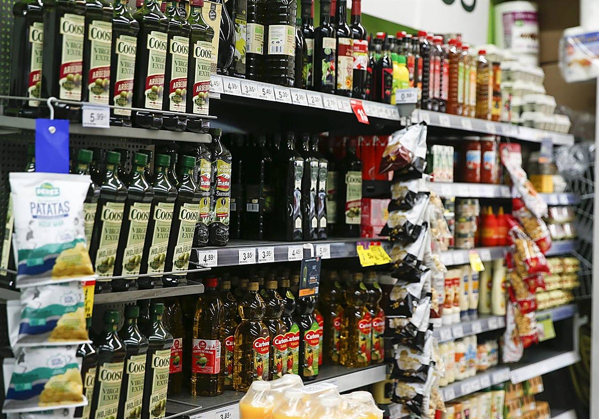 Estanterías con botellas de aceite en un supermercado