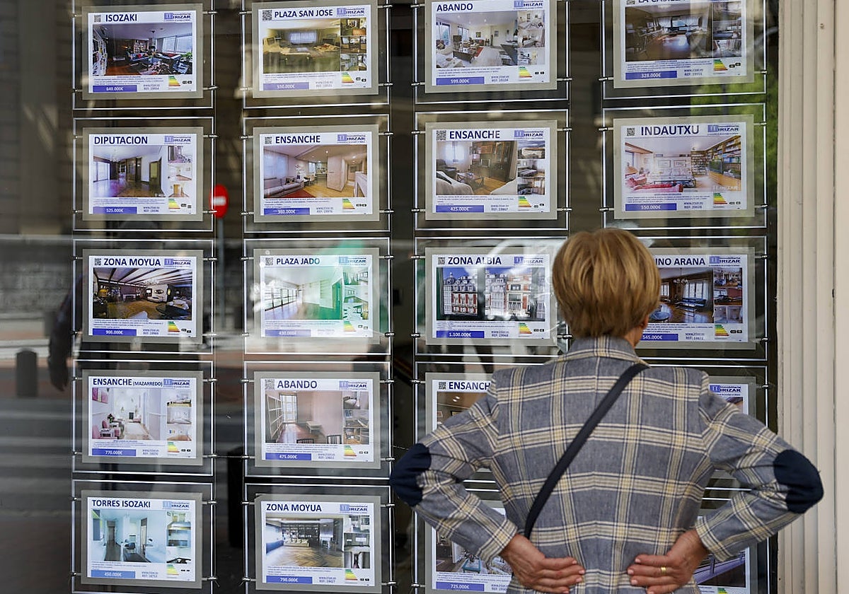 Una mujer en Bilbao frente a una inmobiliaria