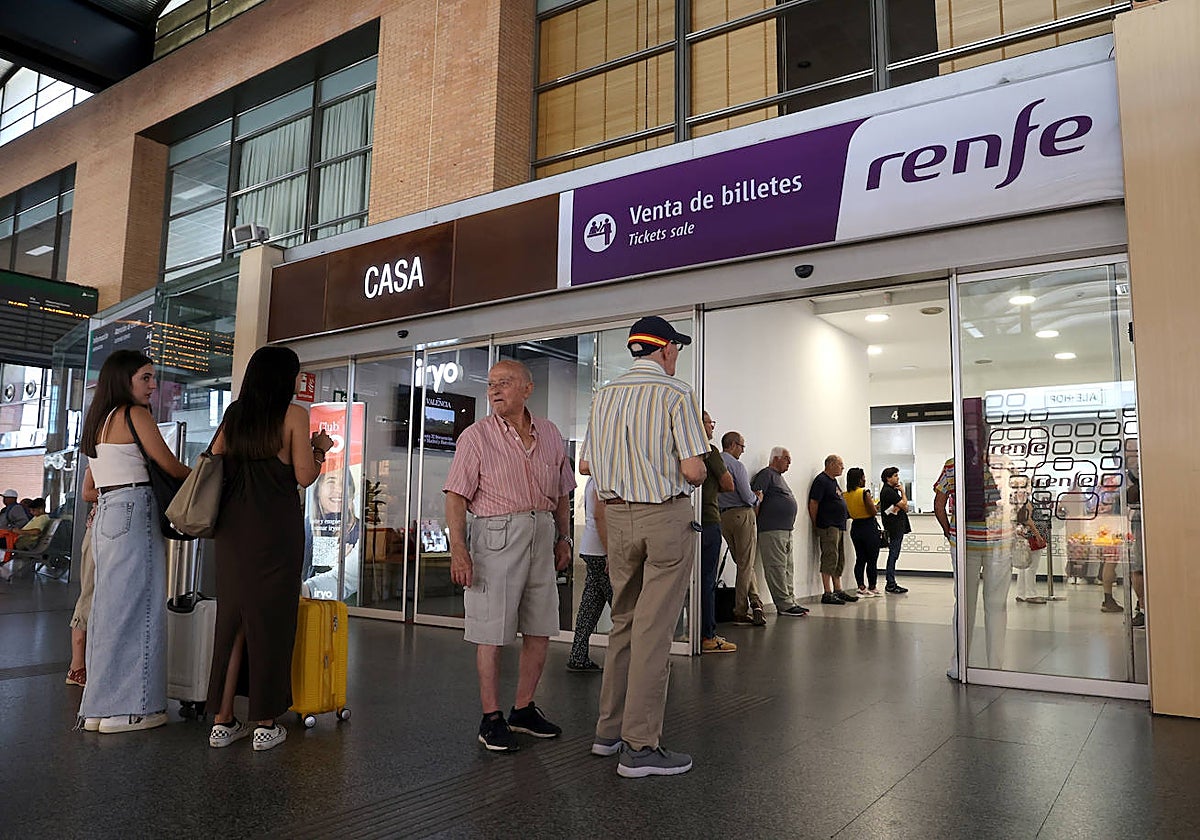 Clientes comprando billetes en una estación de Renfe