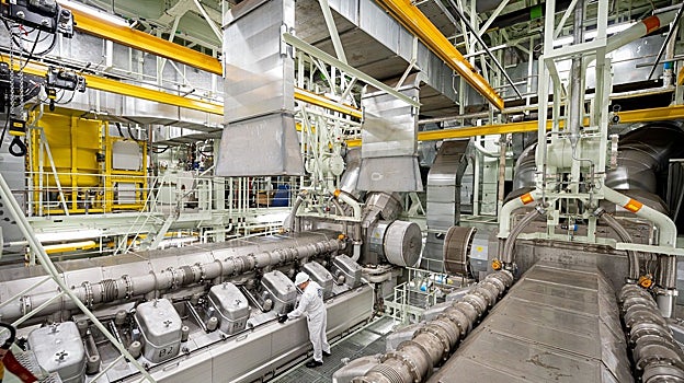 Interior de la sala de máquinas del buque, propulsado por GNL