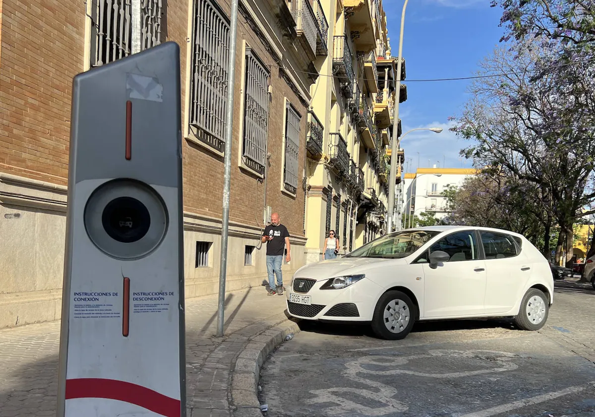 Un punto de recarga de coches eléctricos en Sevilla