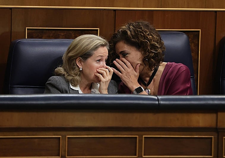 Nadia Calviño (izq.), vicepresidenta económica, y María Jesús Montero, ministra de Hacienda