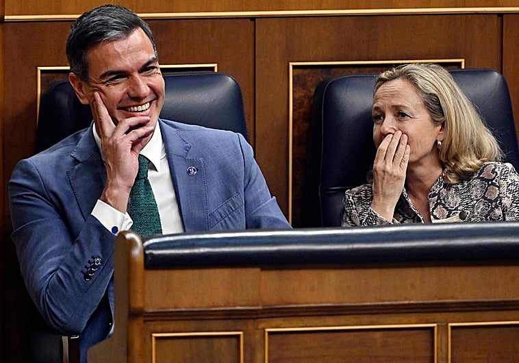 Pedro Sánchez, presidente del Gobierno, y Nadia Calviño, vicepresidenta económica