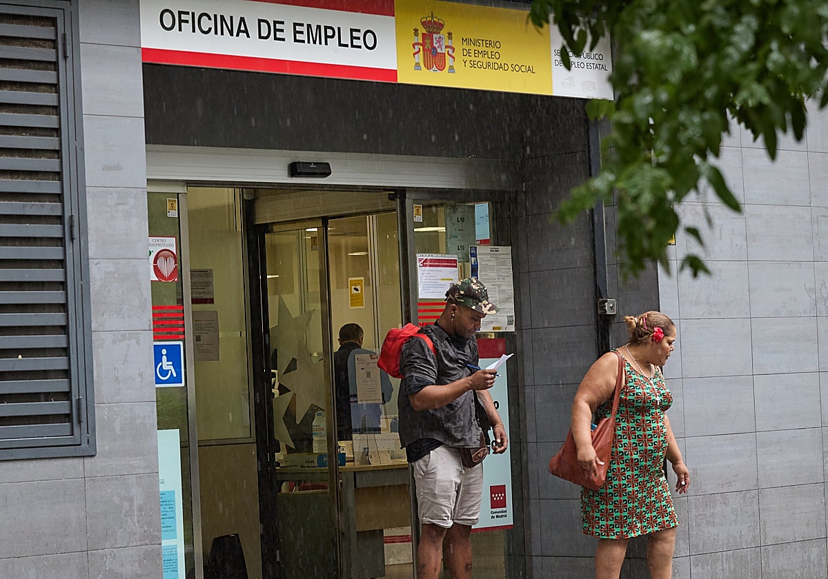 Personas a la salida de una oficina de empleo
