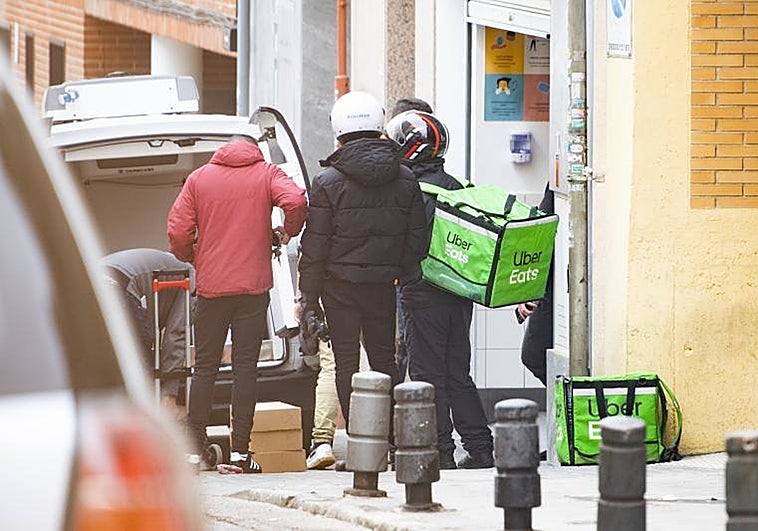 Un trabajador de Uber Eats, en un establecimiento de Madrid
