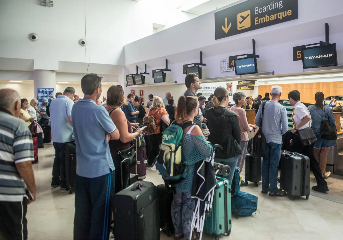 El Parlamento Europeo le indica el camino a Ryanair: 'Dejen de cobrar el  equipaje de mano