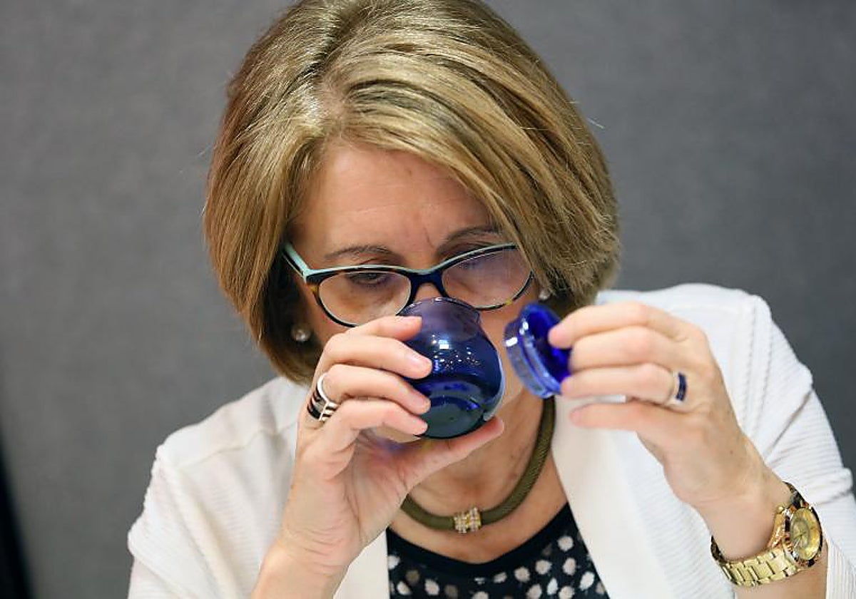 Para clasificarse en una categoría u otra, el aceite de oliva virgen ha de someterse a un análisis físico-químico y a una valoración organoléptica. En la imagen, Anuncia Carpio, experta en la formación de catadores