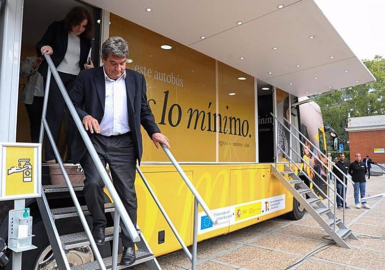 Escrivá baja del autobús que recorrió España para informar del IMV