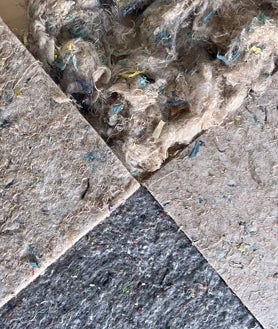 Imagen secundaria 2 - Arriba, Simón González con el material aislante que consigue tras transformar residuos sanitarios. Izquierda, planchas del mismo para instalar en edificios y, derecha, detalles de ese aislante 