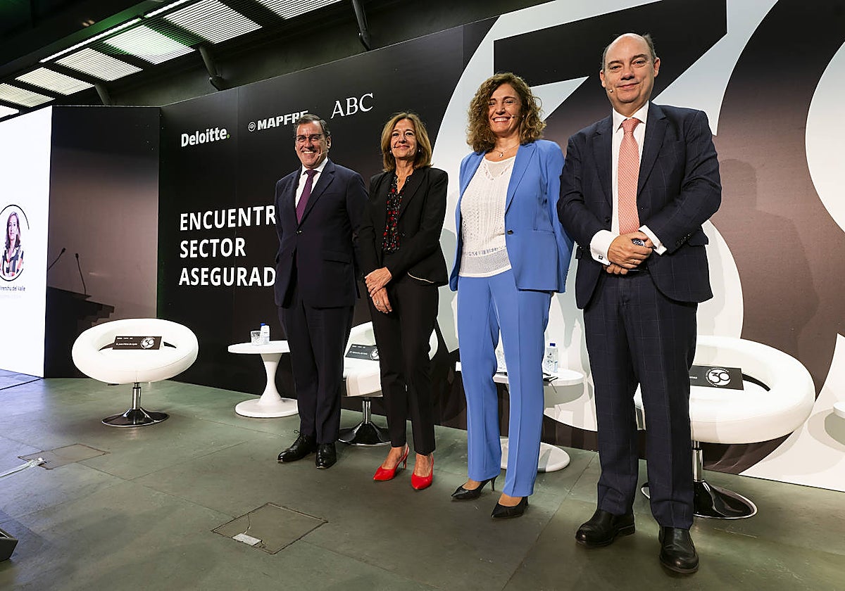 De izq. a dcha.: Juan Pérez de Ayala, socio responsable de Servicios Financieros de Deloitte; Mirenchu del Valle, presidenta de Unespa; Yolanda Gómez, subdirectora de ABC; y José Manuel Inchausti, vicepresidente de Mapfre y CEO Iberia