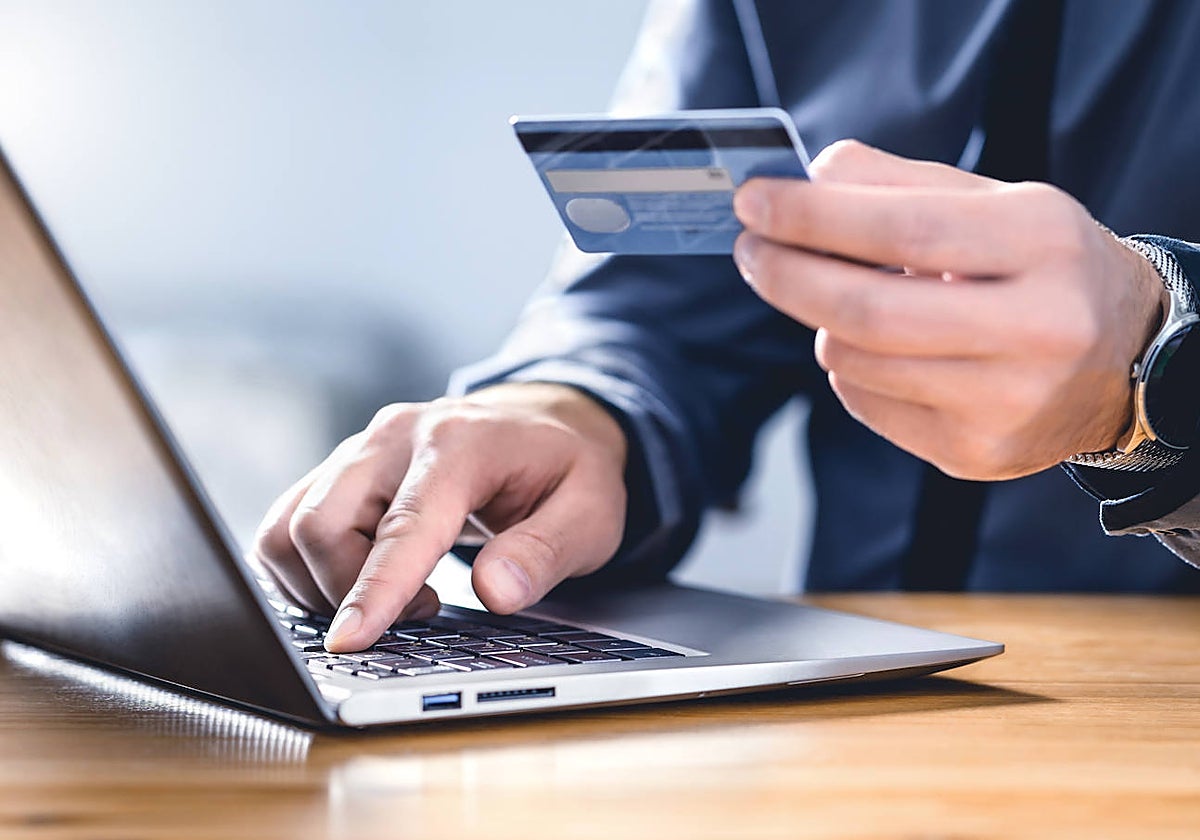 Una persona mete los datos de su tarjeta en una web