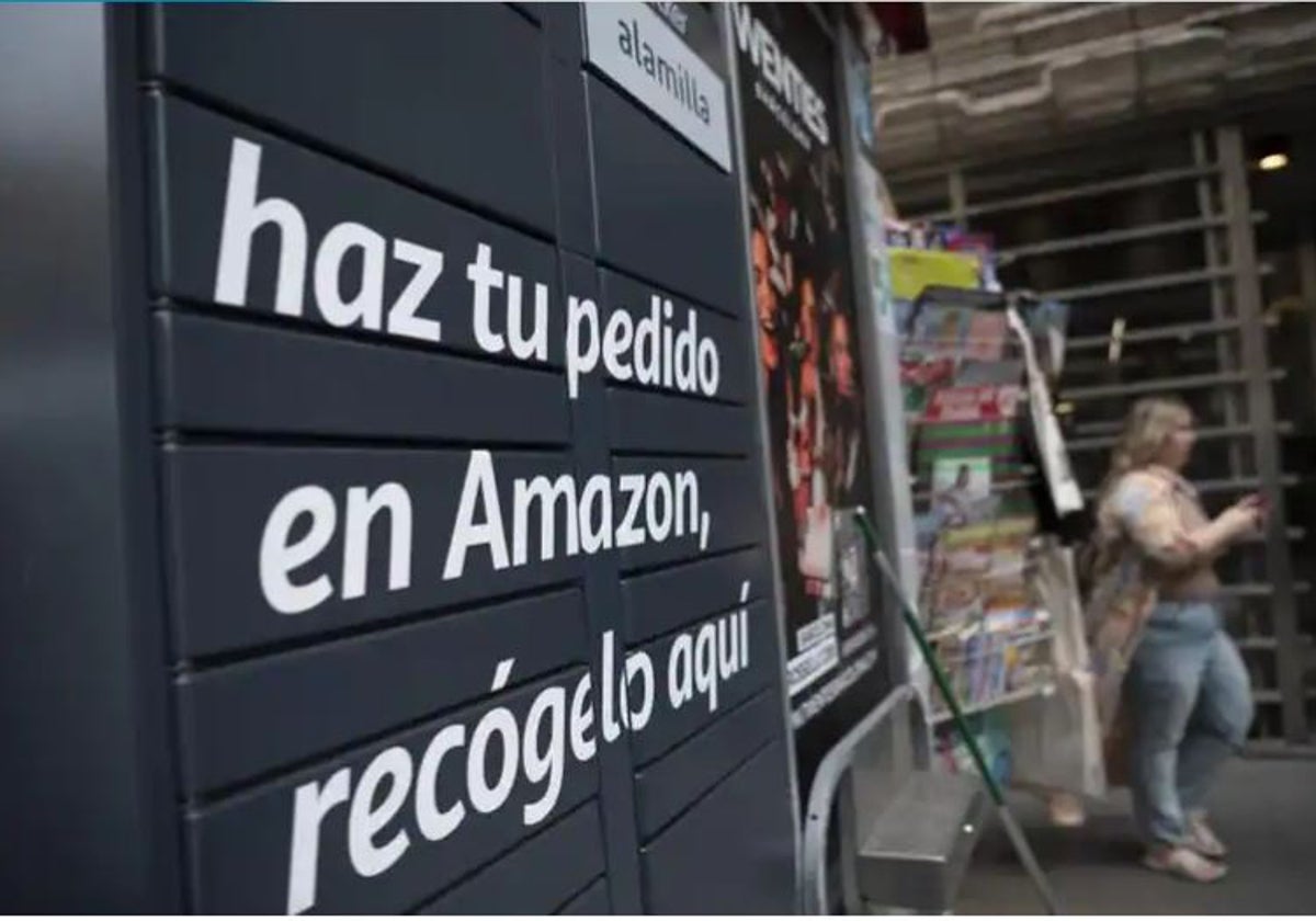 Taquillas, o 'lockers', de recogida de compras 'on line' enun quiosco de Barcelona