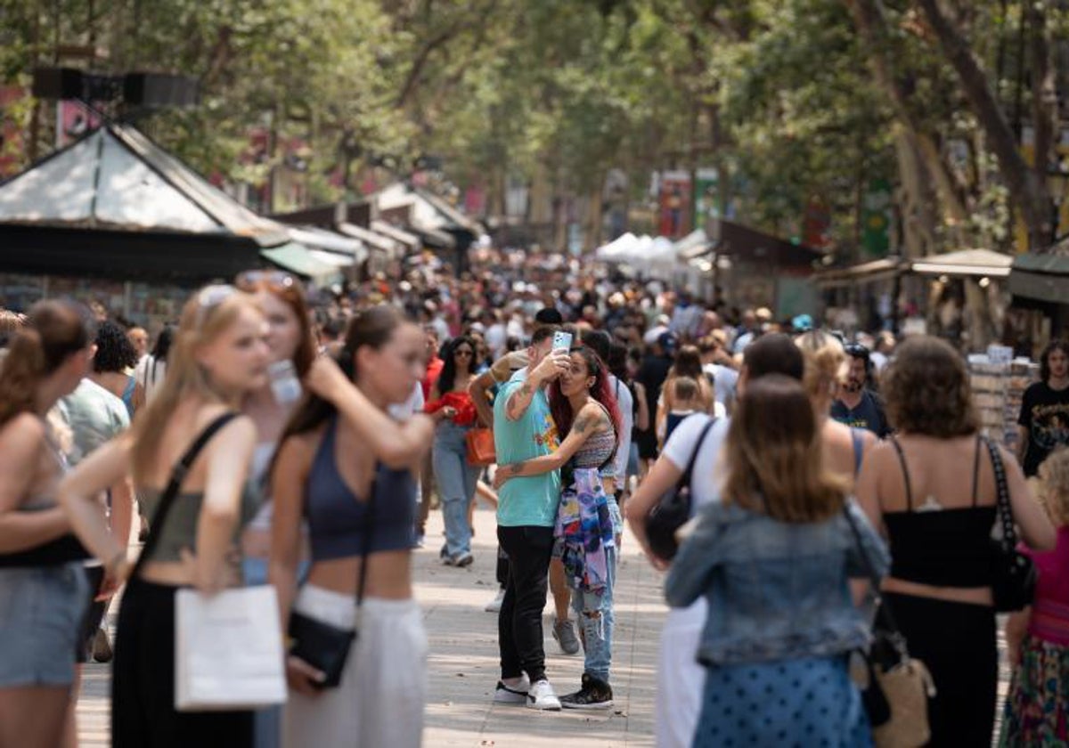 Ambiente turístico en las Ramblas de Barcelona