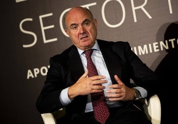 De Guindos pide «no cantar victoria» con la inflación y anticipa una subida del pago por los depósitos bancarios