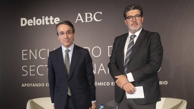 Héctor Flórez (izq.), presidente de Deloitte, y Julián Quirós, director de ABC