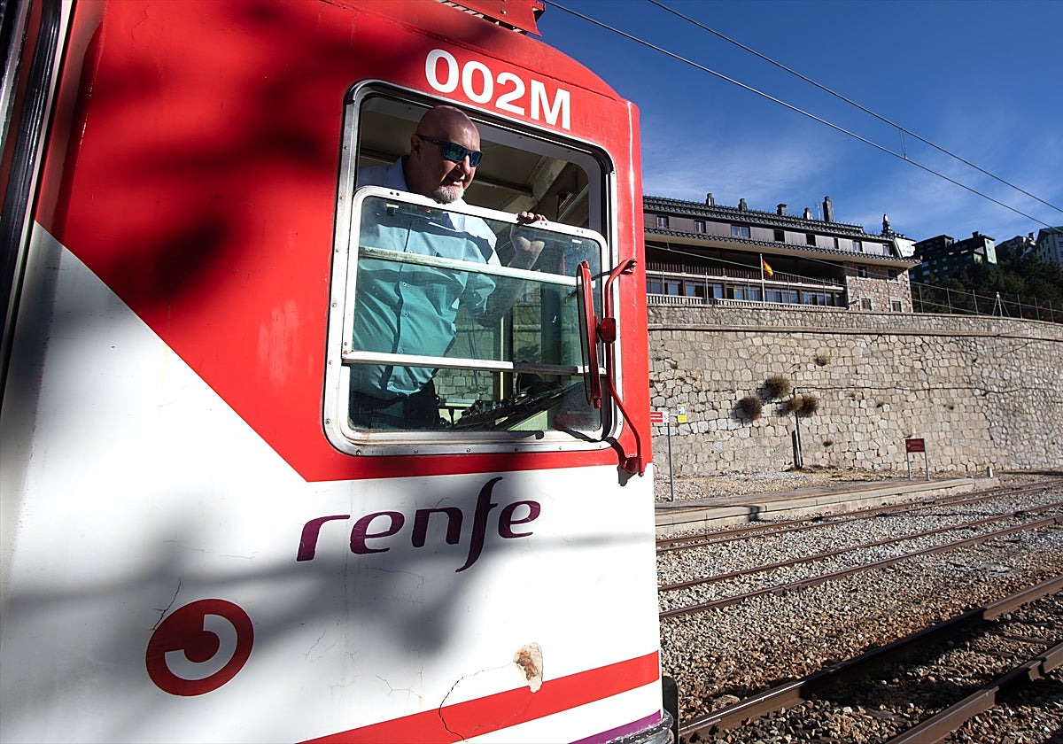 Maquinista de la línea C-9 de Cercanías en una parada del trayecto Cercedilla-Cotos (Madrid)