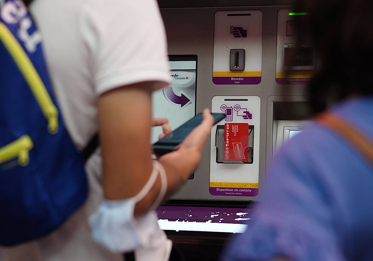 Una persona recarga su abono de transporte en la Comunidad de Madrid