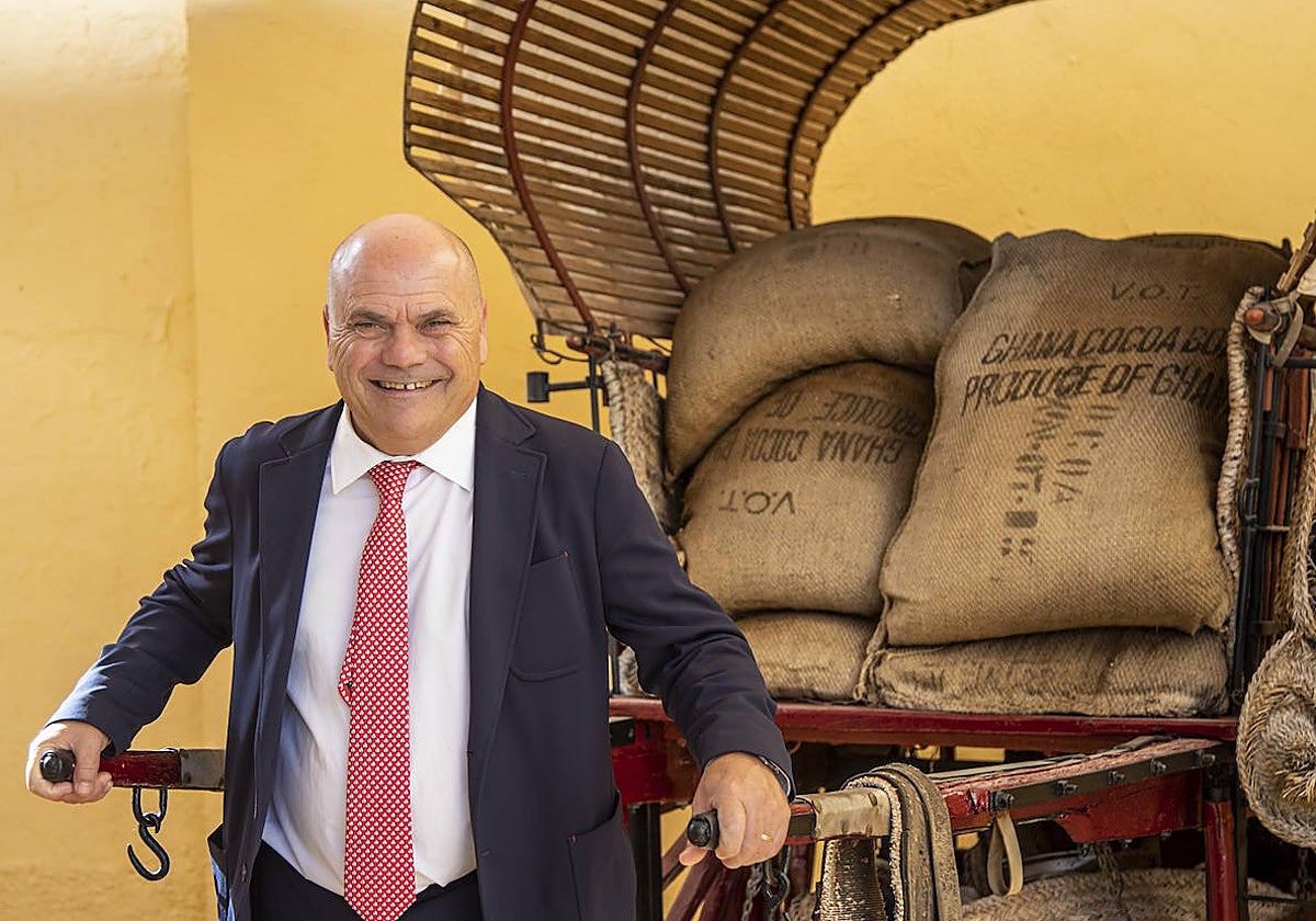Pedro López carga un carro con sacos de cacao en la fábrica de Chocolates Valor