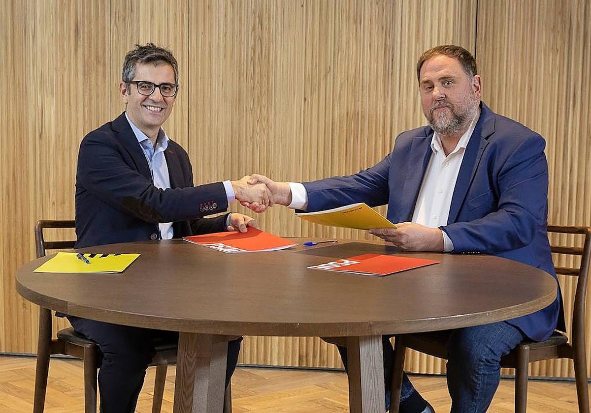 Félix Bolaños, ministro de la Presidencia en funciones, se saluda con Oriol Junqueras, líder de ERC