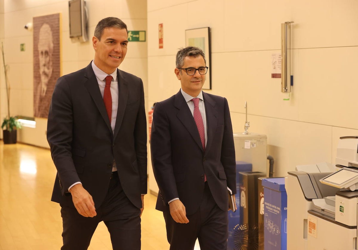 El presidente Pedro Sánchez junto al ministro Félix Bolaños