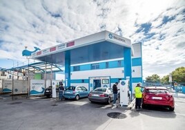Cepsa entra de lleno en el mercado 'low-cost' al comprar las 230 gasolineras de Ballenoil