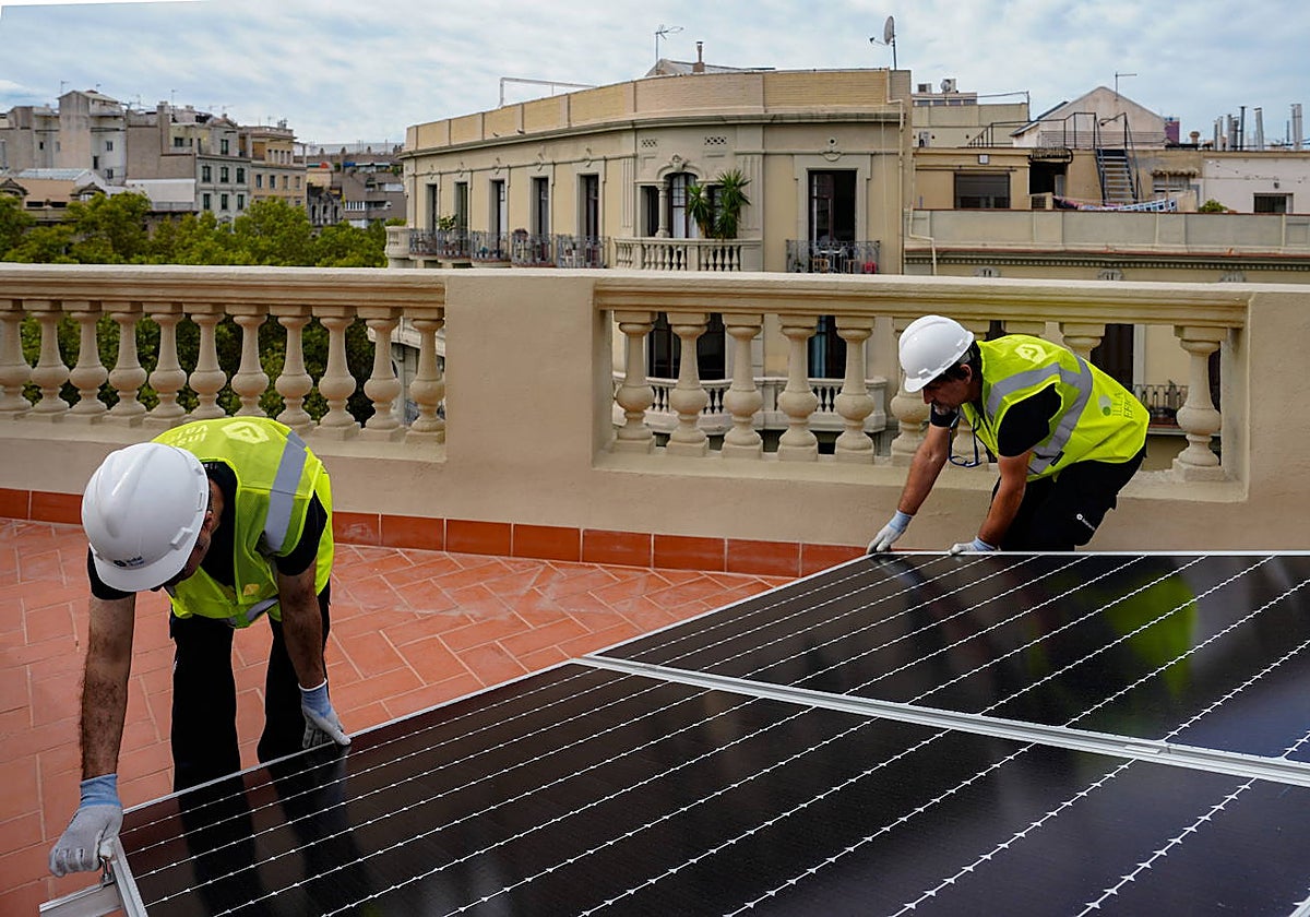 Colocación de placas solares en un edificio