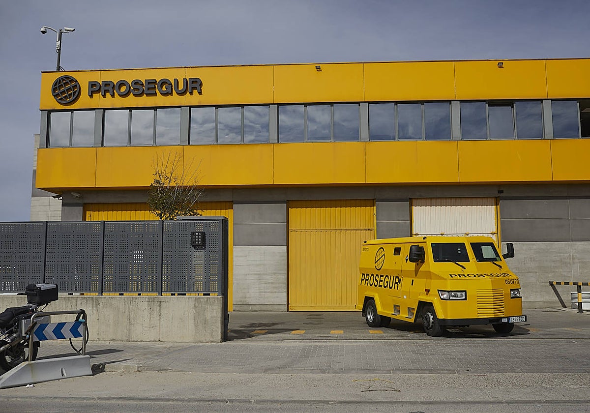Un vehículo blindado sale de Prosegur para la