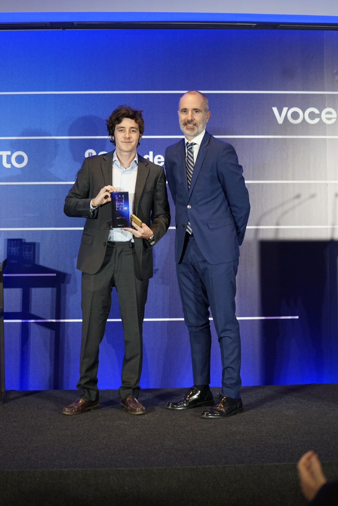 Javier Coll, Head of Product OPerations de Nude Project, recoge el Premio Empresarial Vocento a la Startup de manos de Íñigo Iribarnegaray, Director General de Nuevos Negocios de Vocento.