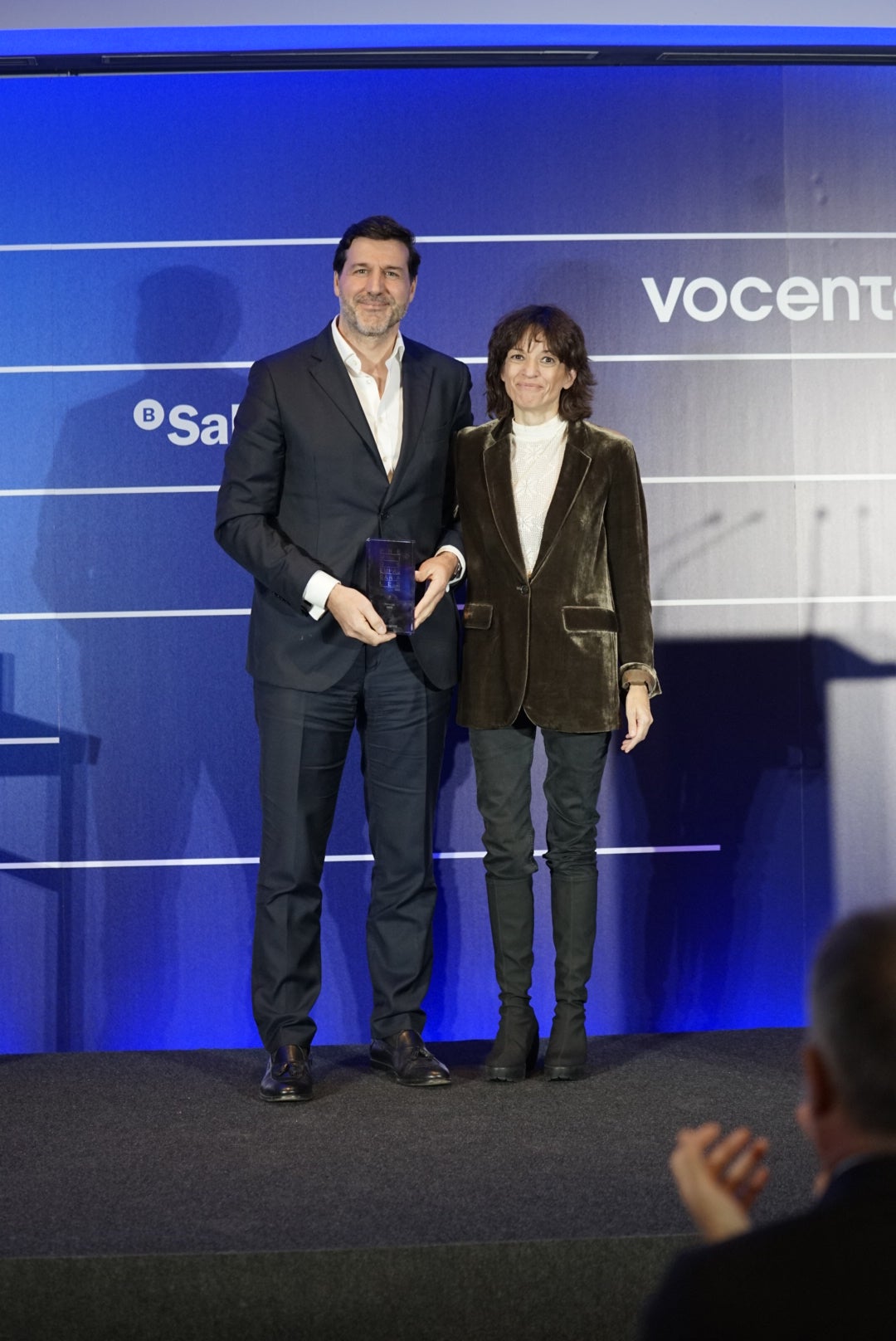 Eduardo Prieto, Director General de Visa en España, recoge el Premio Empresarial Vocento al Patrocinio, de manos de Paloma bravo, Directora General de Comunicación y RRII de Vocento.