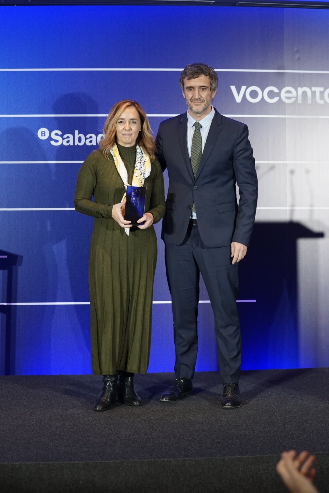 Marisa Álvarez, Directora Médica de Gilead, recibe el Premio Empresarial Vocento a la Innovación de manos de Fernando Belzunce, Director General Editorial de Vocento.