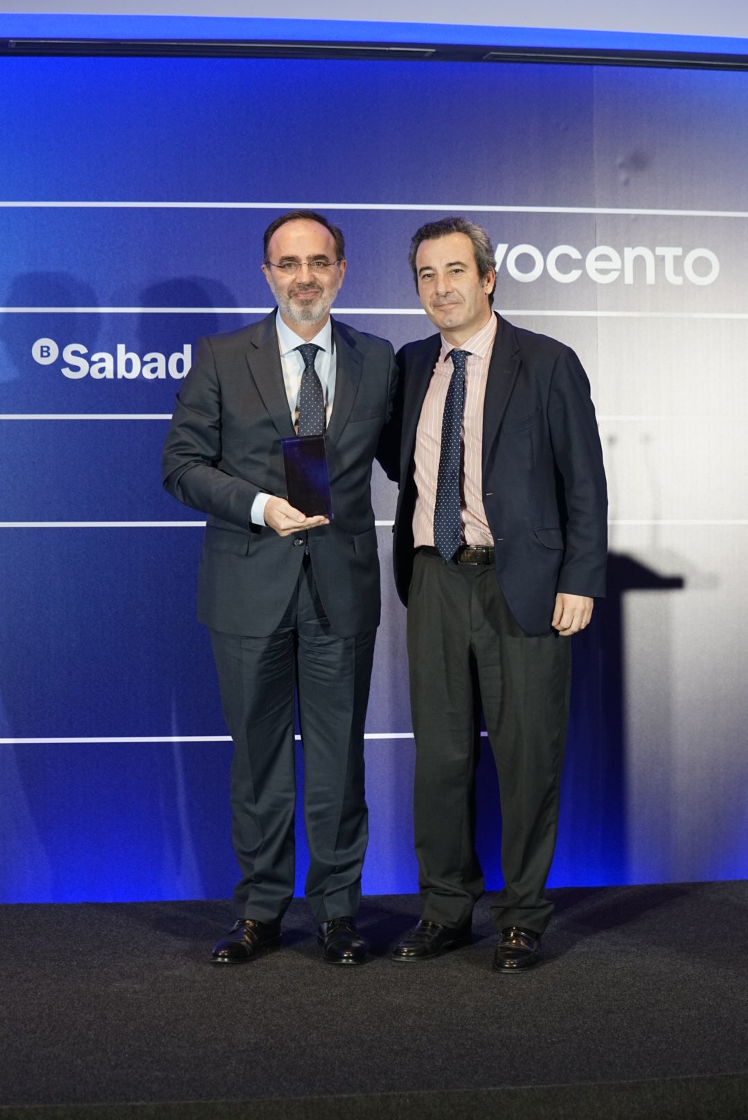 Andrés Romero Peña, Consejero Director General de Santalucía, recoge el Premio Empresarial Vocento a la Empresa Familiar de manos de Alfredo Jiménez-Millas, Director de RRII de Vocento.