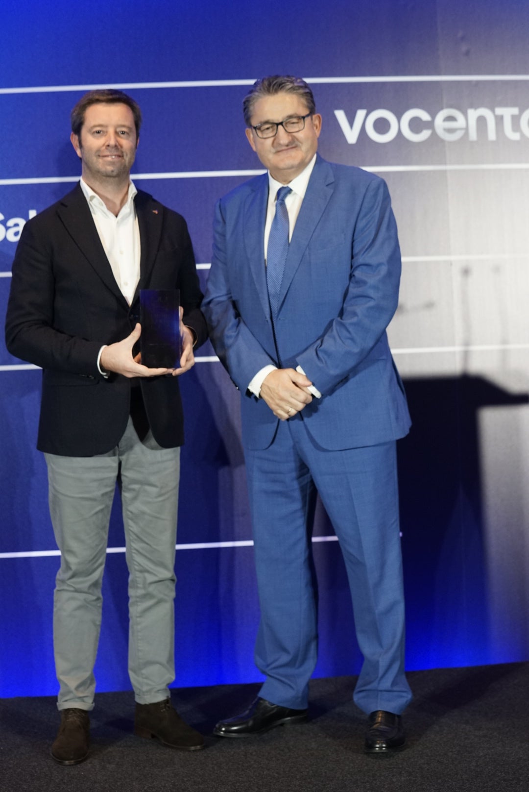Víctor Sarasola, Director Comercial de Cupra España, recoge el Premio Empresarial Vocento al Posicionamiento de Marca de manos de Óscar Campillo, director de Relevo.