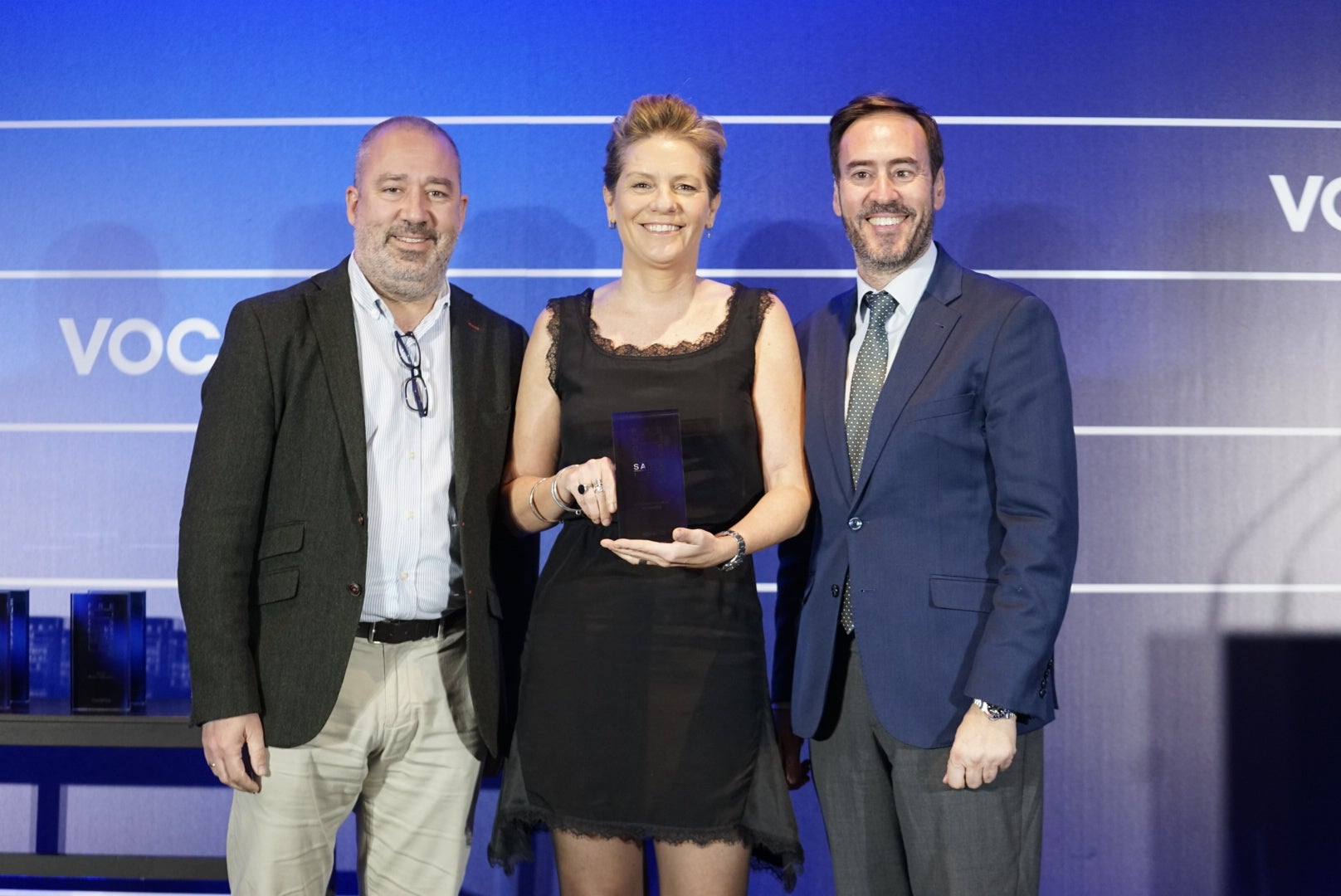 Daniel Gil, External Engagement Manager de Novartis y Mercedes García Ochoa, Communications Manager de la compañía recogen el Premio Empresarial Vocento a la Comunicación Externa de manos de Juan Hevia-Haza, director de Marketing y Eventos de Vocento.